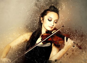 Une femme joue du violon et on la croirait emportée par le vent