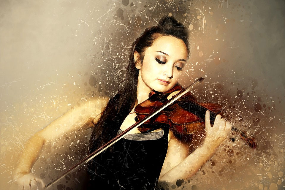 Une femme joue du violon et on la croirait emportée par le vent