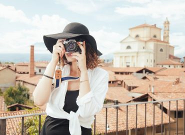 Femme en voyage qui prend une photo