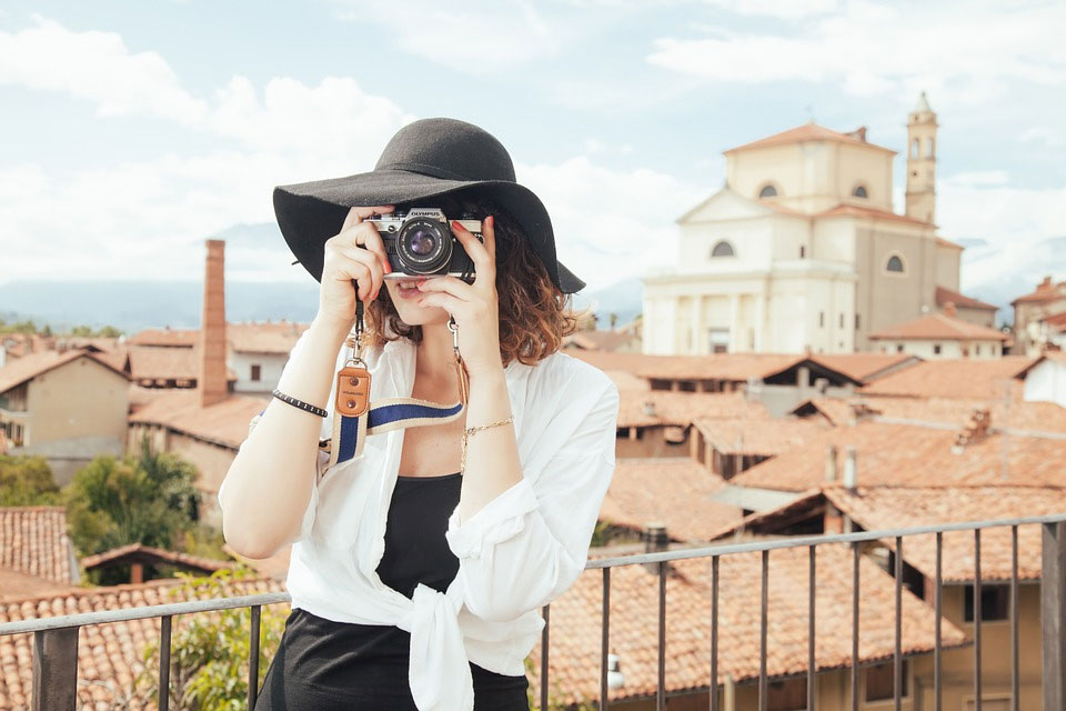 Femme en voyage qui prend une photo