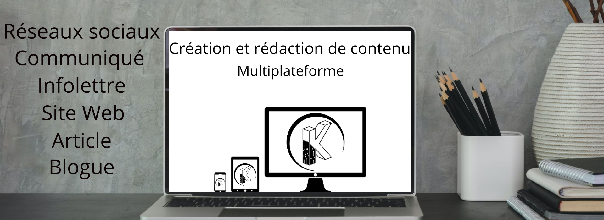 Écran de portable en gros plan posé sur un bureau. Inscription sur l'écran: création et rédaction de contenu.