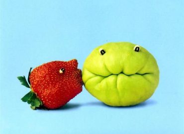 Fruits et légume moche: fraise qui embrasse une chayote