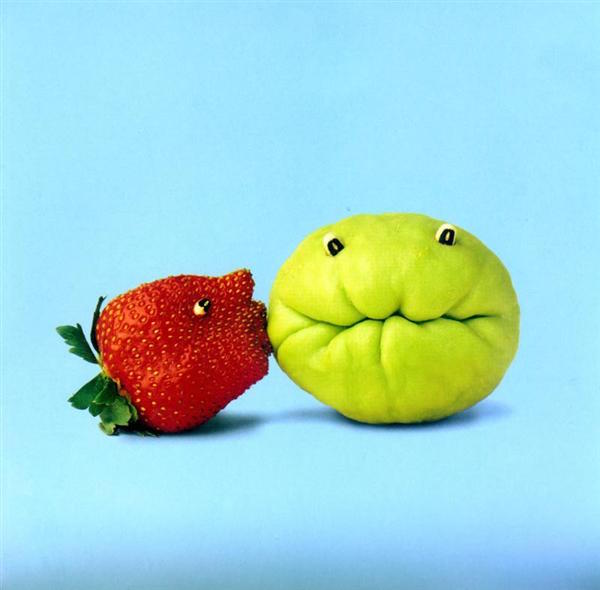 Fruits et légume moche: fraise qui embrasse une chayote