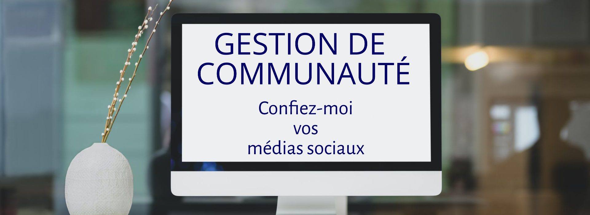 En gros plan: écran d'ordinateur, arrière plan floue d'un endroit (à l'intérieur). Inscription sur l'écran: gestion de communauté, confiez-moi vos médias sociaux.