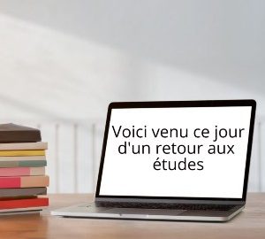 Portable ouvert et livres sur un bureau. Inscription sur l'écran: Voici venu ce jour d'un retour aux études.